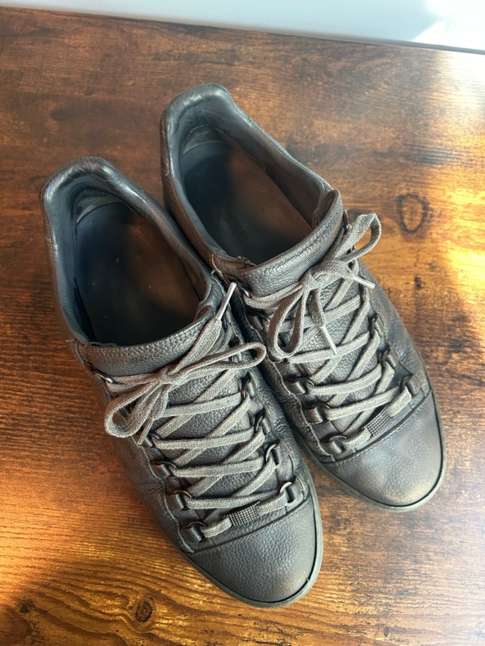 Balenciaga Arena Leather Low-Top Sneakers - Picture 7 of 12